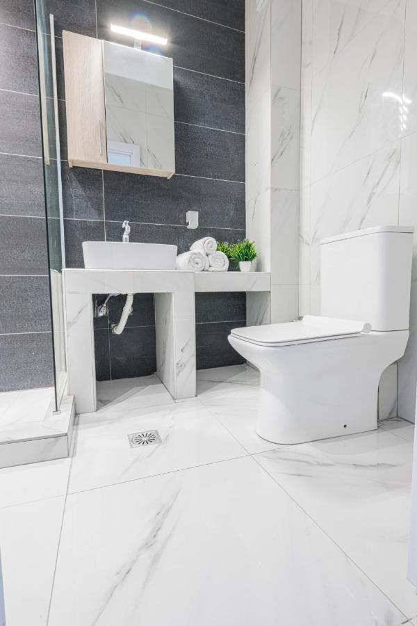 Design Suites Efharis Néa Péramos Esterno foto