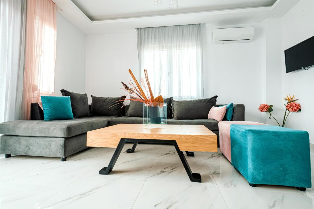 Design Suites Efharis Néa Péramos Esterno foto
