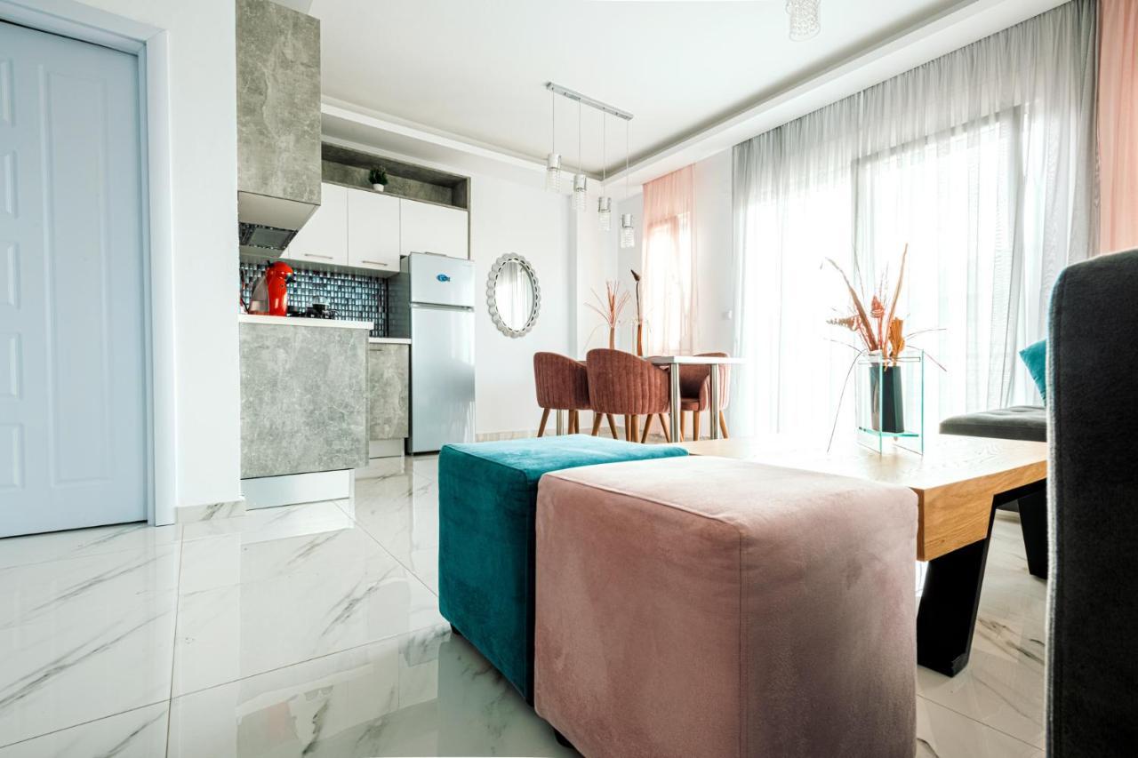 Design Suites Efharis Néa Péramos Esterno foto